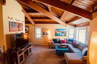 Exposed Beam 3BR Modern Mountain Retreat Accommodation Los Angeles