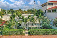 GLAMOROUS BEACH VILLA WITH HEATED POOL NEAR SOUTH BEACH AND STEPS FROM THE BEACH Accommodation Los Angeles