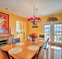 Historic Farmhouse Wine Escape - Walk to Katy Trail - Accommodation Los Angeles