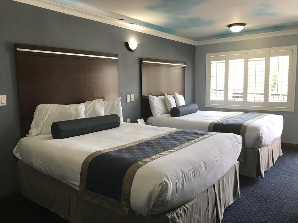 Hollywood Palms Inns & Suites - thumb 1