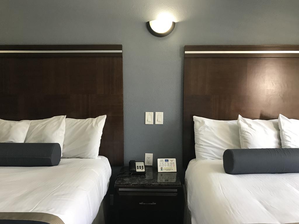 Hollywood Palms Inns & Suites - thumb 0