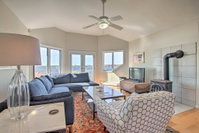 Home on Greenhill Pond with Panoramic Views and 3 Decks Accommodation Los Angeles