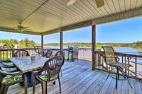 House with Dock  Slide Situated on Lake Sinclair Accommodation Los Angeles