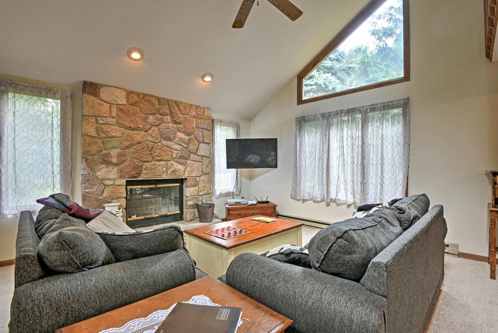 House With Porch Less Than 10 Mi To Lakes & Big Boulder Ski! - thumb 3