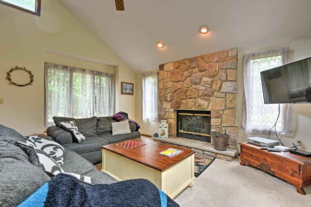 House With Porch Less Than 10 Mi To Lakes & Big Boulder Ski! - thumb 2