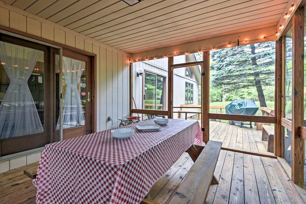 House With Porch Less Than 10 Mi To Lakes & Big Boulder Ski! - thumb 1