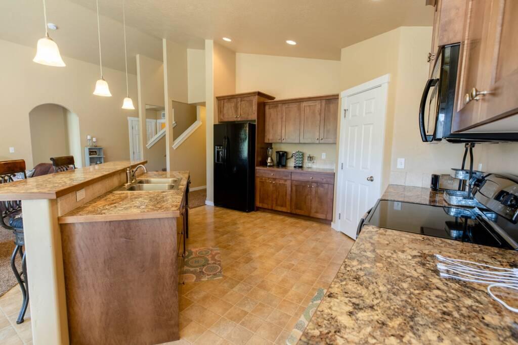 Kuna Cavemen Love THIS FARMHOUSE GEM So Will You. - thumb 2