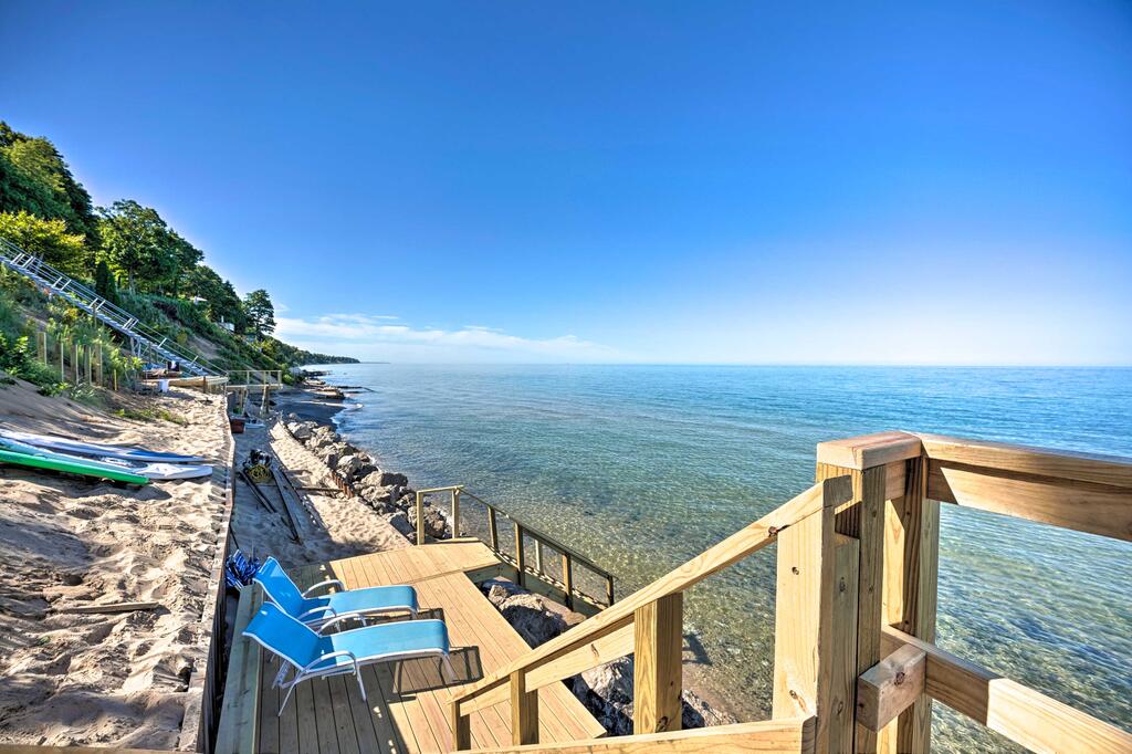 Lake Michigan Home With Multi-Level Deck And Views - thumb 0