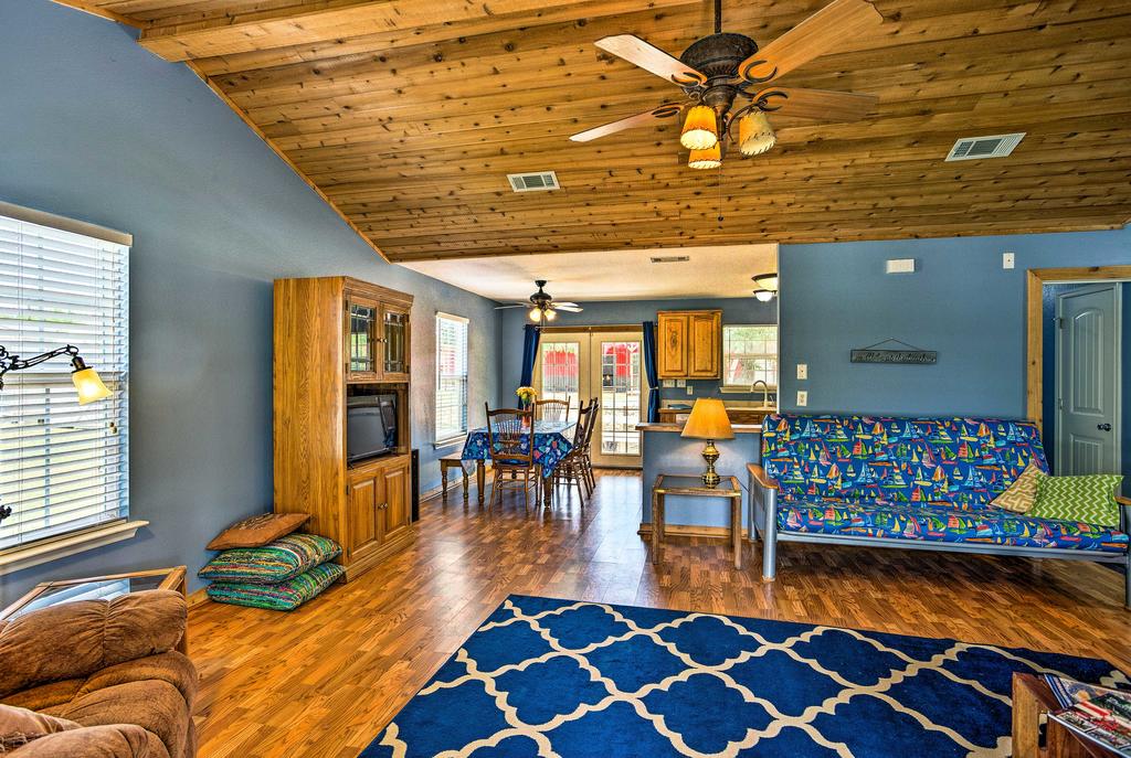 Lake Texoma Getaway - 3 Miles To Highport Marina! - thumb 2