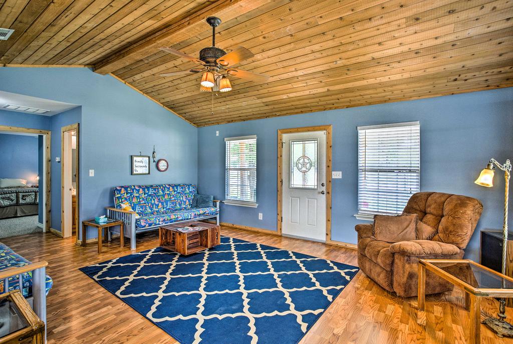 Lake Texoma Getaway - 3 Miles To Highport Marina! - thumb 3