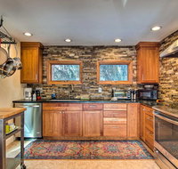 Lavish Louisville Home - Big Backyard for Pets - Accommodation Los Angeles