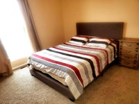 Lovely Space to Rest in a Cozy Queen Bedroom Accommodation Los Angeles