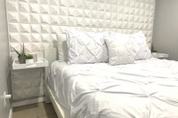 Lower Level Guest Suite with Private Entrance Accommodation Los Angeles