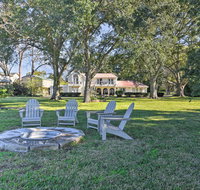 Modern Lake Conroe House with Lakefront Park and Deck - Accommodation Los Angeles