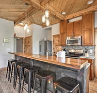 Modern Main Street Apt with Easy Outdoor Access - Accommodation Los Angeles