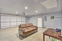 Modern Retreat with Gas Grill - Walk to Lake Texoma Accommodation Los Angeles