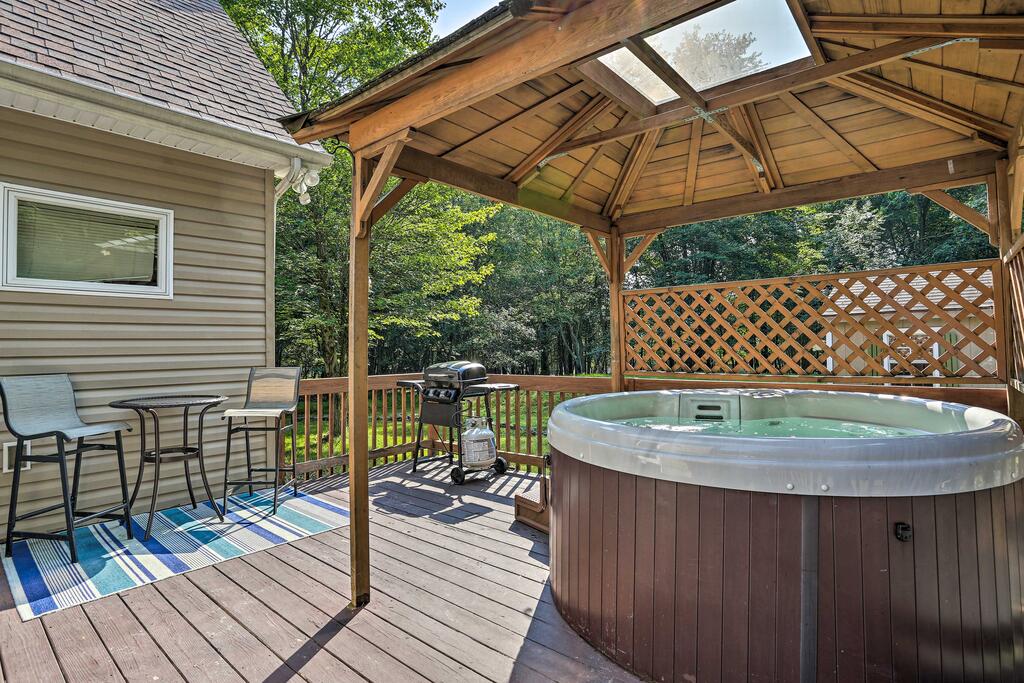Pocono Mtns House With Private Hot Tub & Amenities! - thumb 1