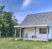Quaint Temperanceville Farm Cottage with Porch - Accommodation Los Angeles