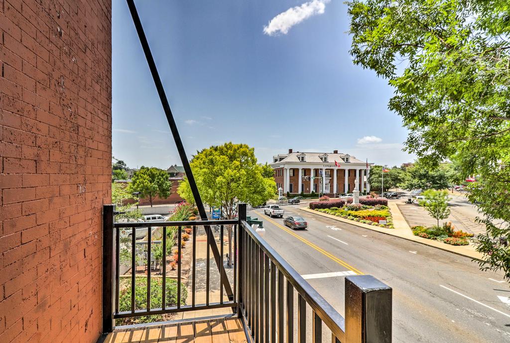 Stylish Downtown Hot Springs Loft With 2 Balconies! - thumb 2