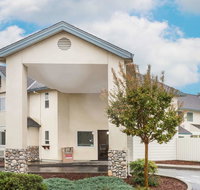 Super 8 by Wyndham Cloverdale - Accommodation Los Angeles