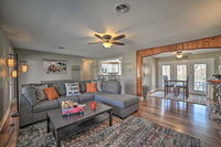 Walk to Lake and Town from Grand Rivers Home Accommodation Los Angeles