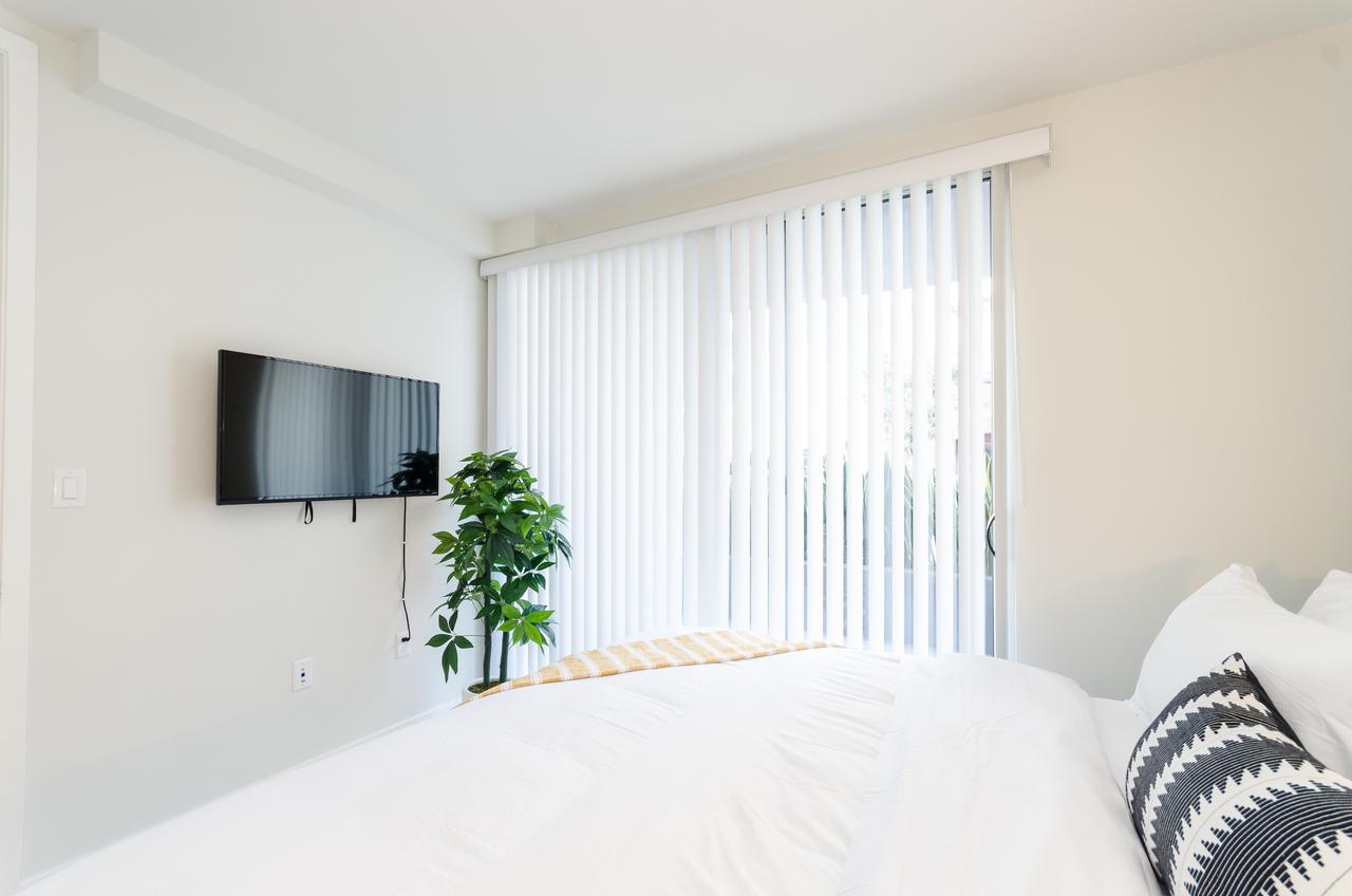 Downtown LA Convention Center Apartment - thumb 2