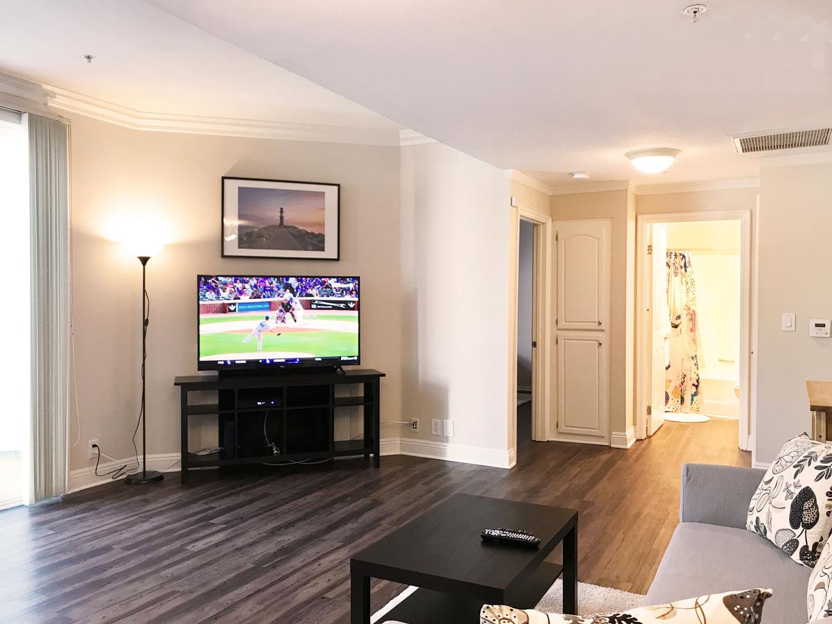 Spacious W Balcony Apartment In Los Angeles C0 - thumb 1