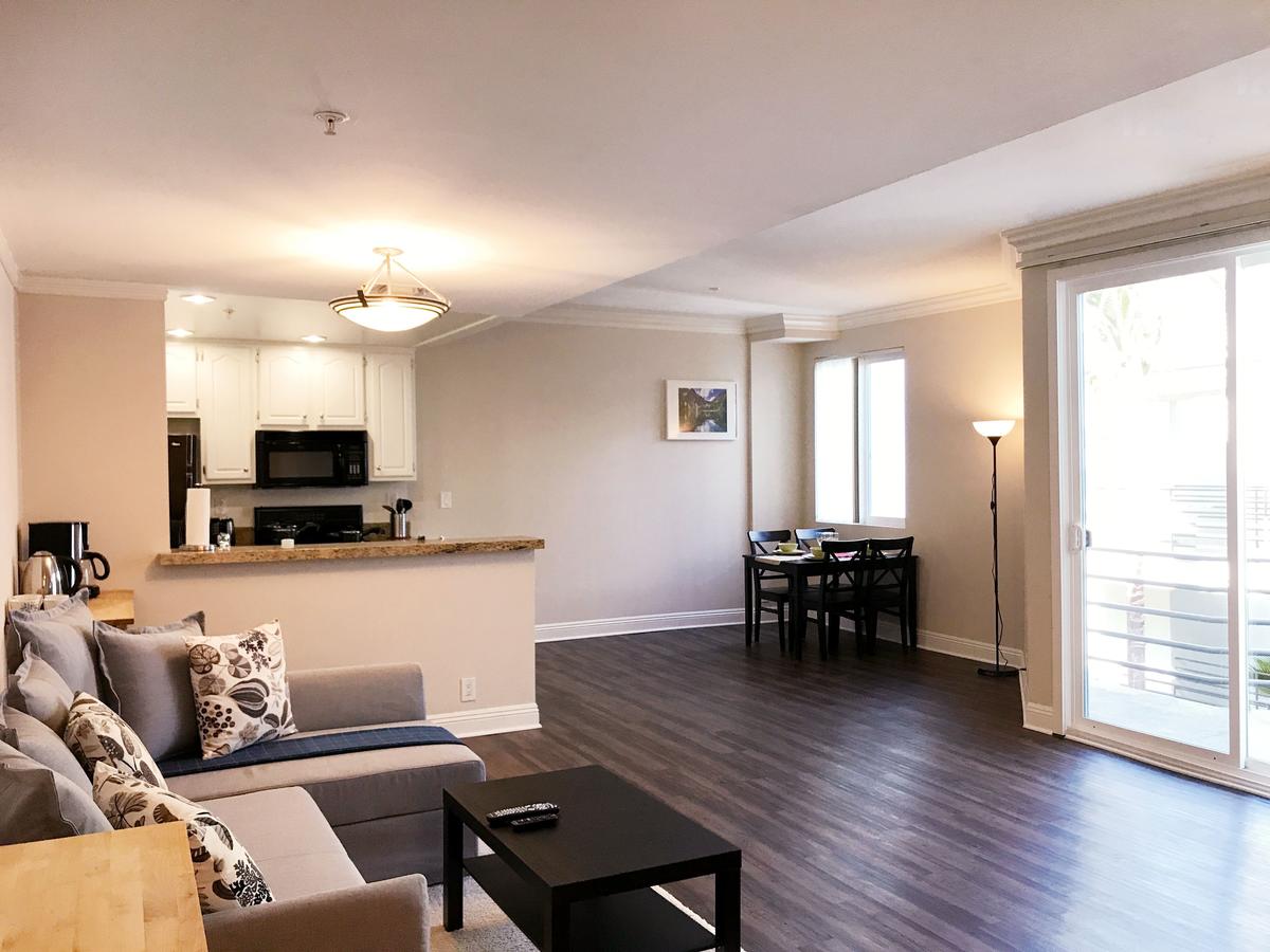 Spacious W Balcony Apartment In Los Angeles C0 - thumb 2