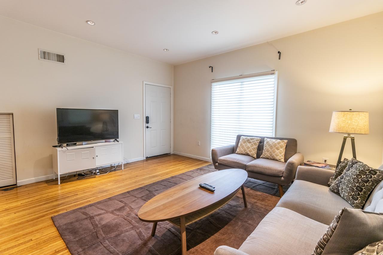 Mid City 3 Bedroom 3 Bathroom 5 Queen Beds - thumb 2