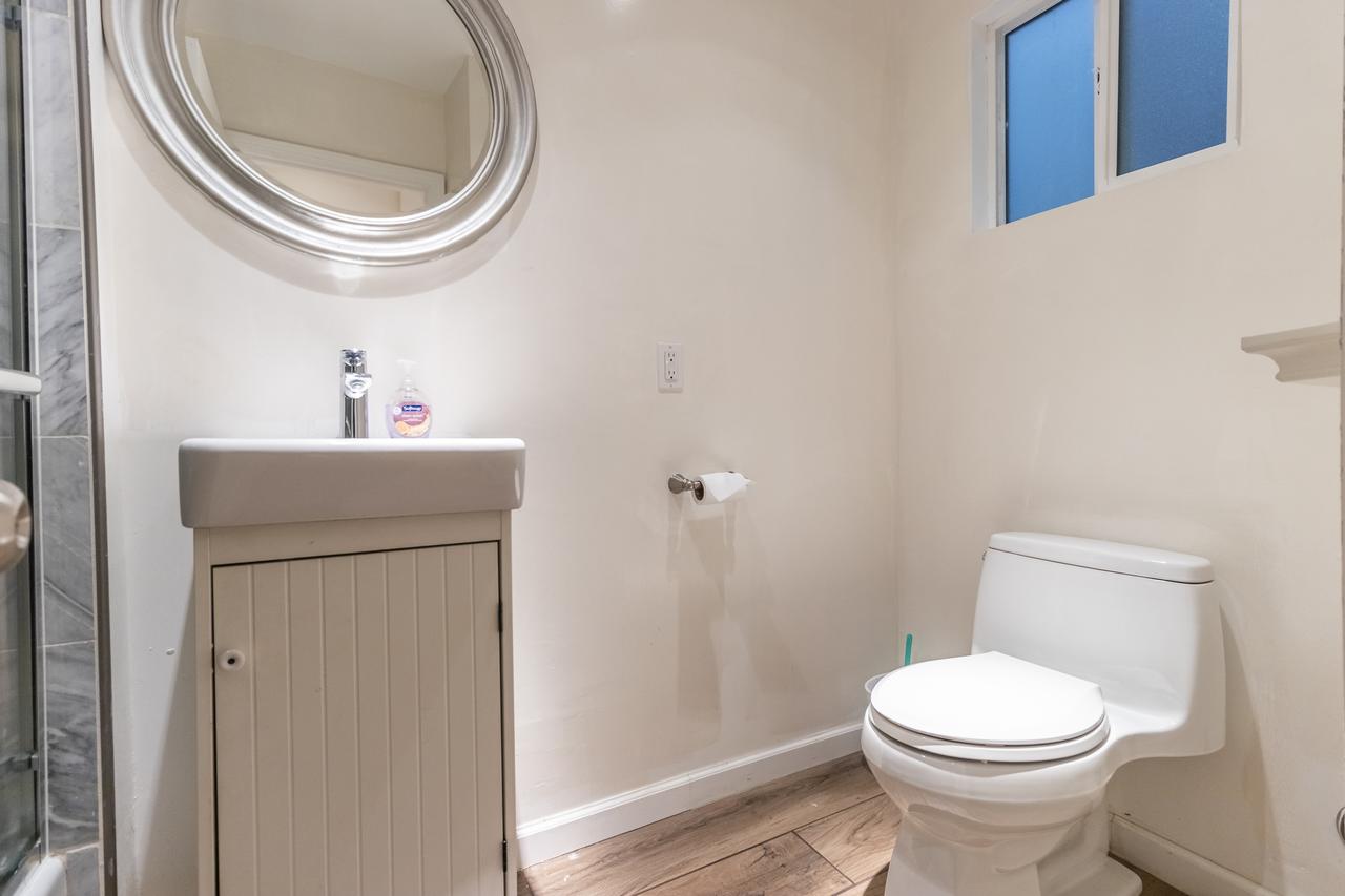 Mid City 3 Bedroom 3 Bathroom 5 Queen Beds - thumb 10
