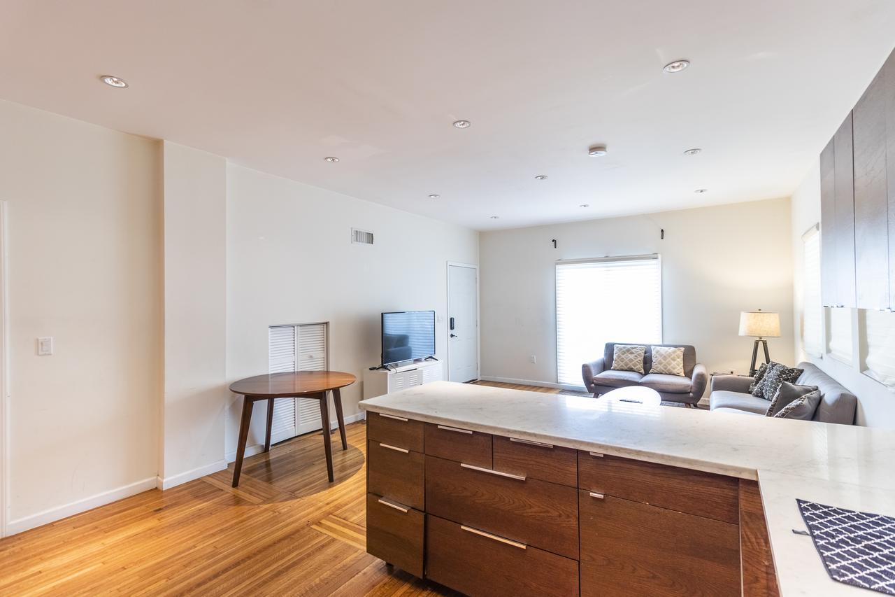 Mid City 3 Bedroom 3 Bathroom 5 Queen Beds - thumb 3