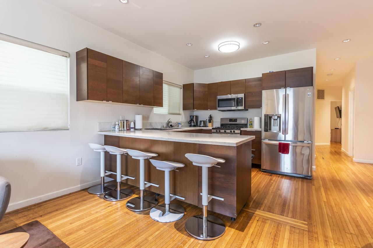 Mid City 3 Bedroom 3 Bathroom 5 Queen Beds - thumb 5