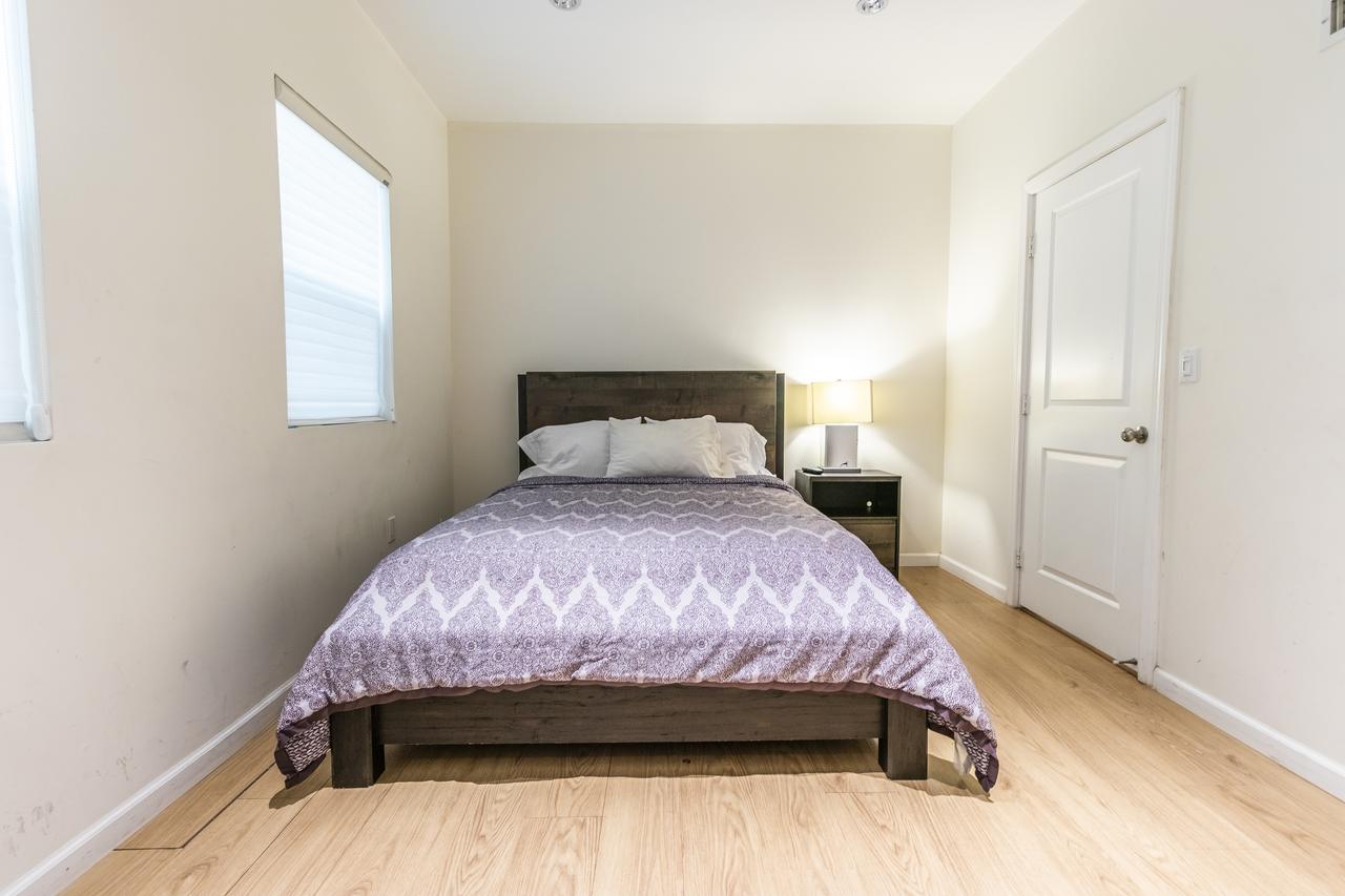 Mid City 3 Bedroom 3 Bathroom 5 Queen Beds - thumb 12