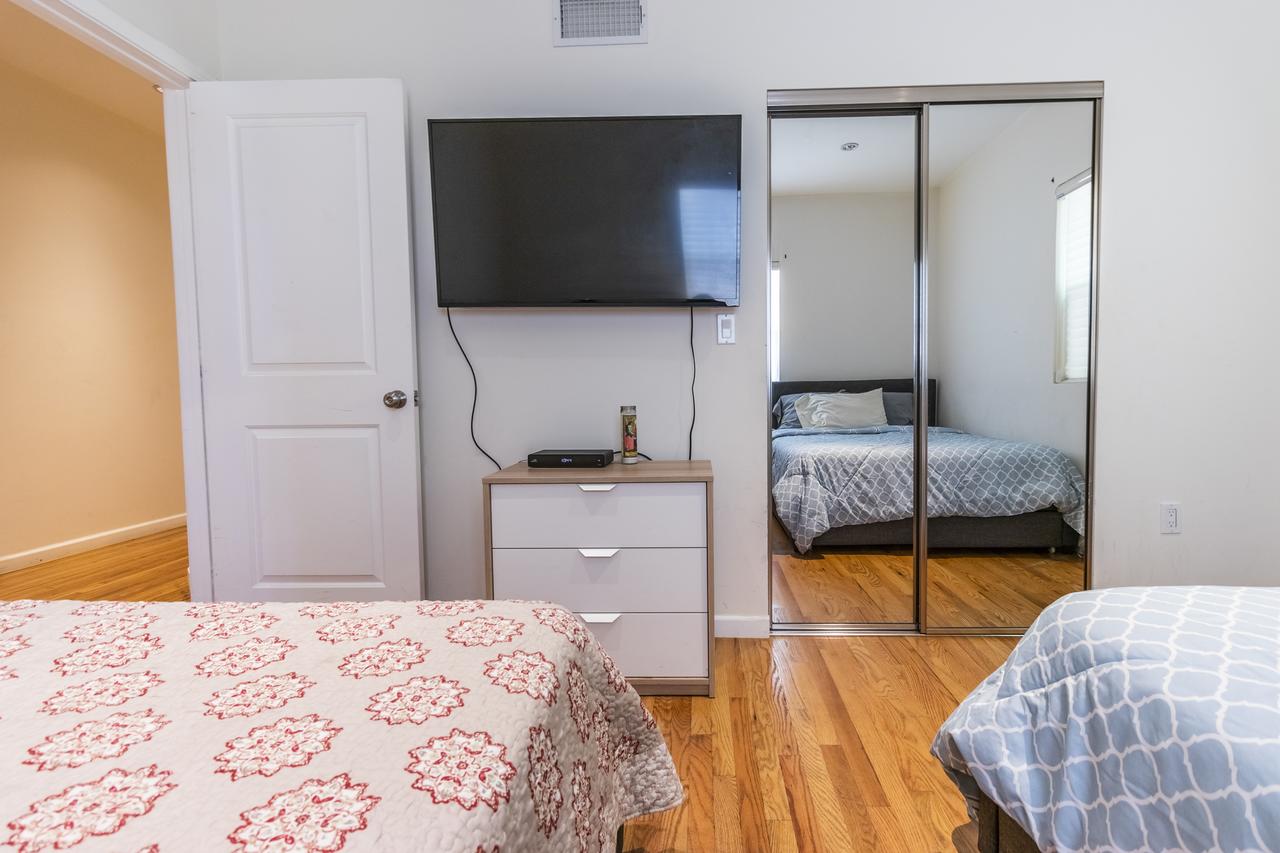 Mid City 3 Bedroom 3 Bathroom 5 Queen Beds - thumb 7