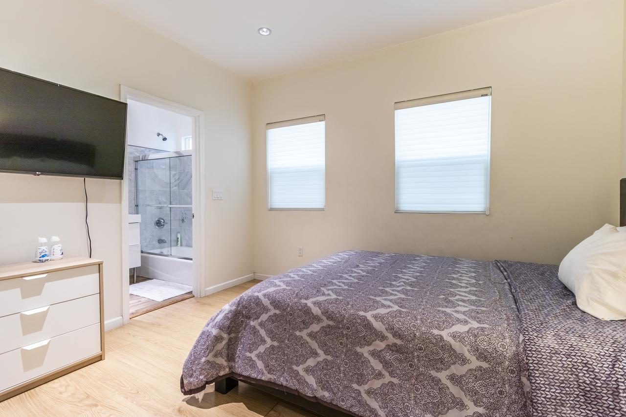 Mid City 3 Bedroom 3 Bathroom 5 Queen Beds - thumb 13