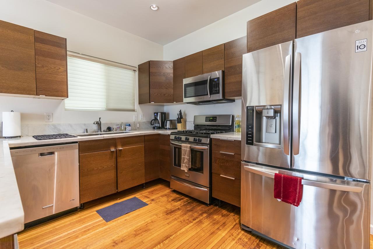 Mid City 3 Bedroom 3 Bathroom 5 Queen Beds - thumb 6