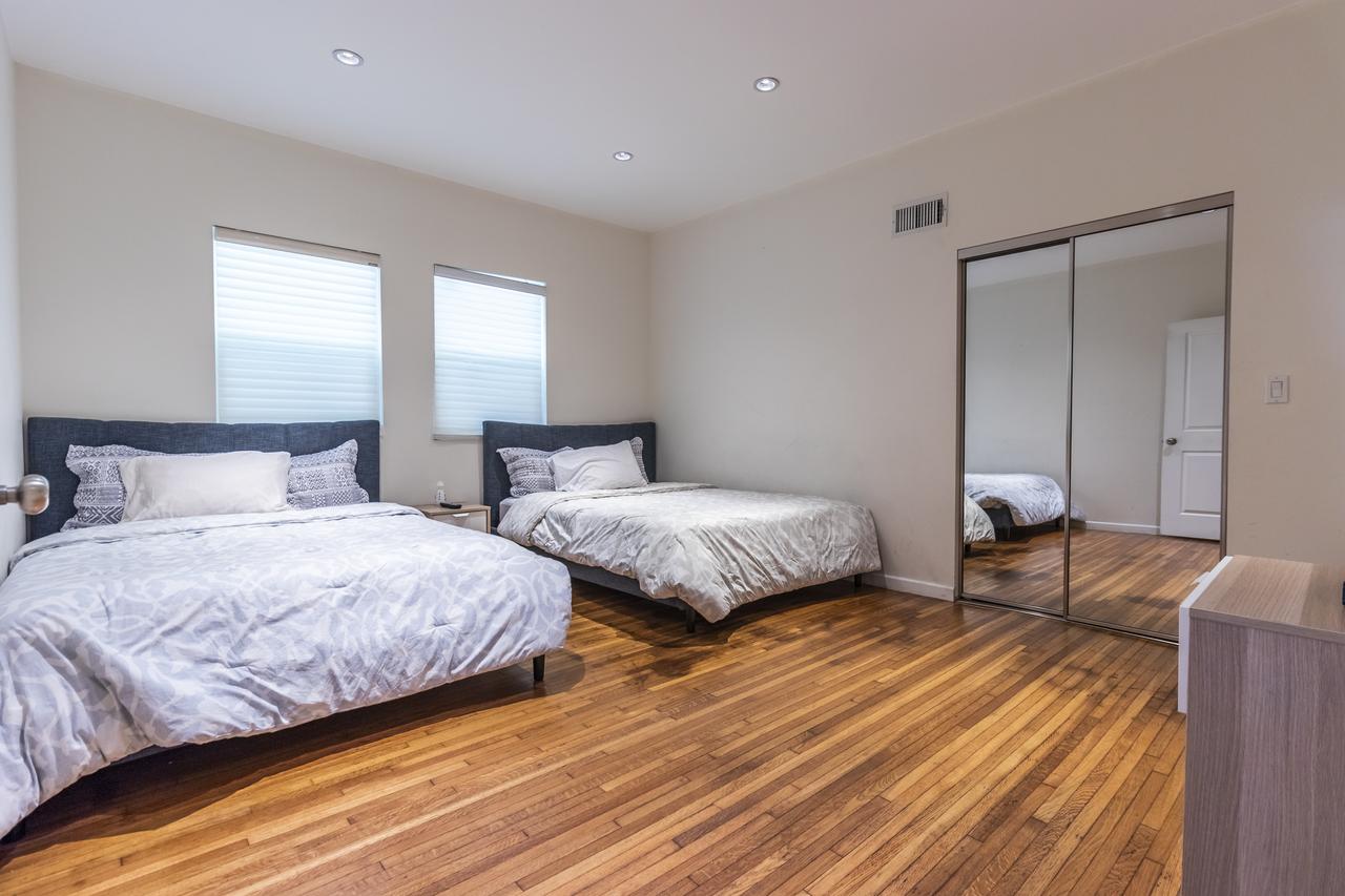 Mid City 3 Bedroom 3 Bathroom 5 Queen Beds - thumb 18