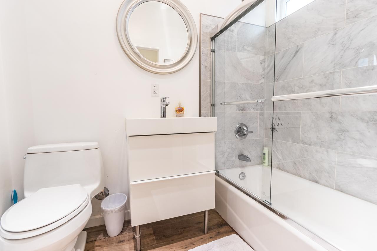 Mid City 3 Bedroom 3 Bathroom 5 Queen Beds - thumb 15
