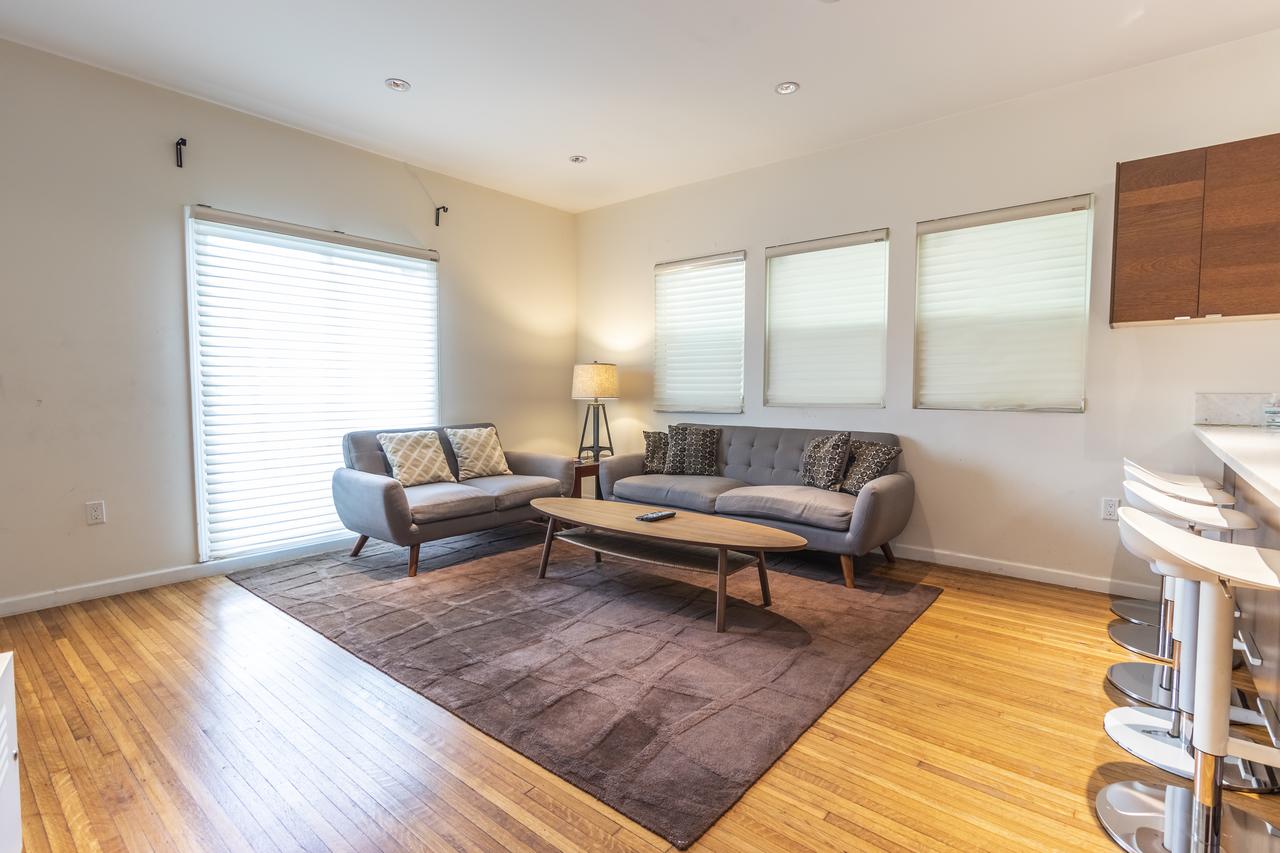 Mid City 3 Bedroom 3 Bathroom 5 Queen Beds - thumb 1