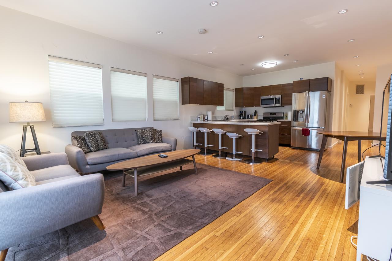 Mid City 3 Bedroom 3 Bathroom 5 Queen Beds - thumb 0