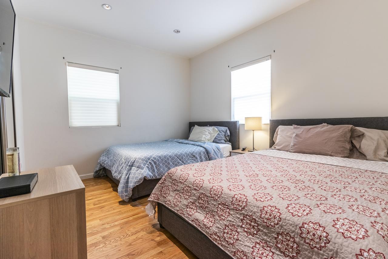 Mid City 3 Bedroom 3 Bathroom 5 Queen Beds - thumb 9