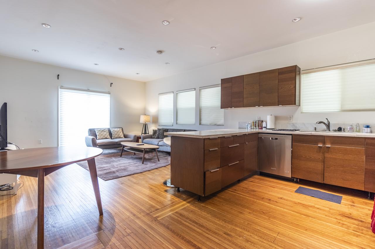 Mid City 3 Bedroom 3 Bathroom 5 Queen Beds - thumb 4