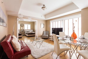 Hollywood BLVD HUGE Condo