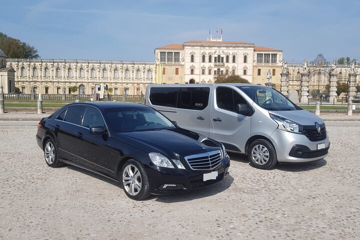 Palm Springs Airport (PSP) To LA QUINTA/INDIO - Round-Trip Private Transfer - thumb 0